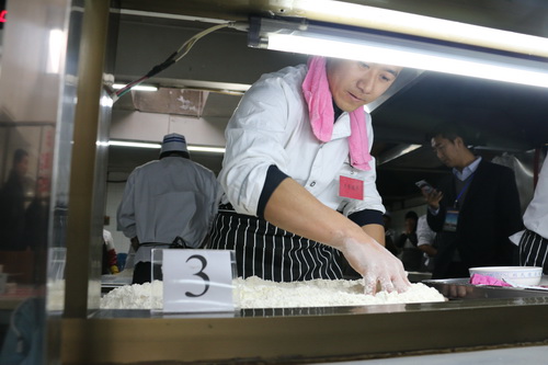 我校后勤集团拉面大比武