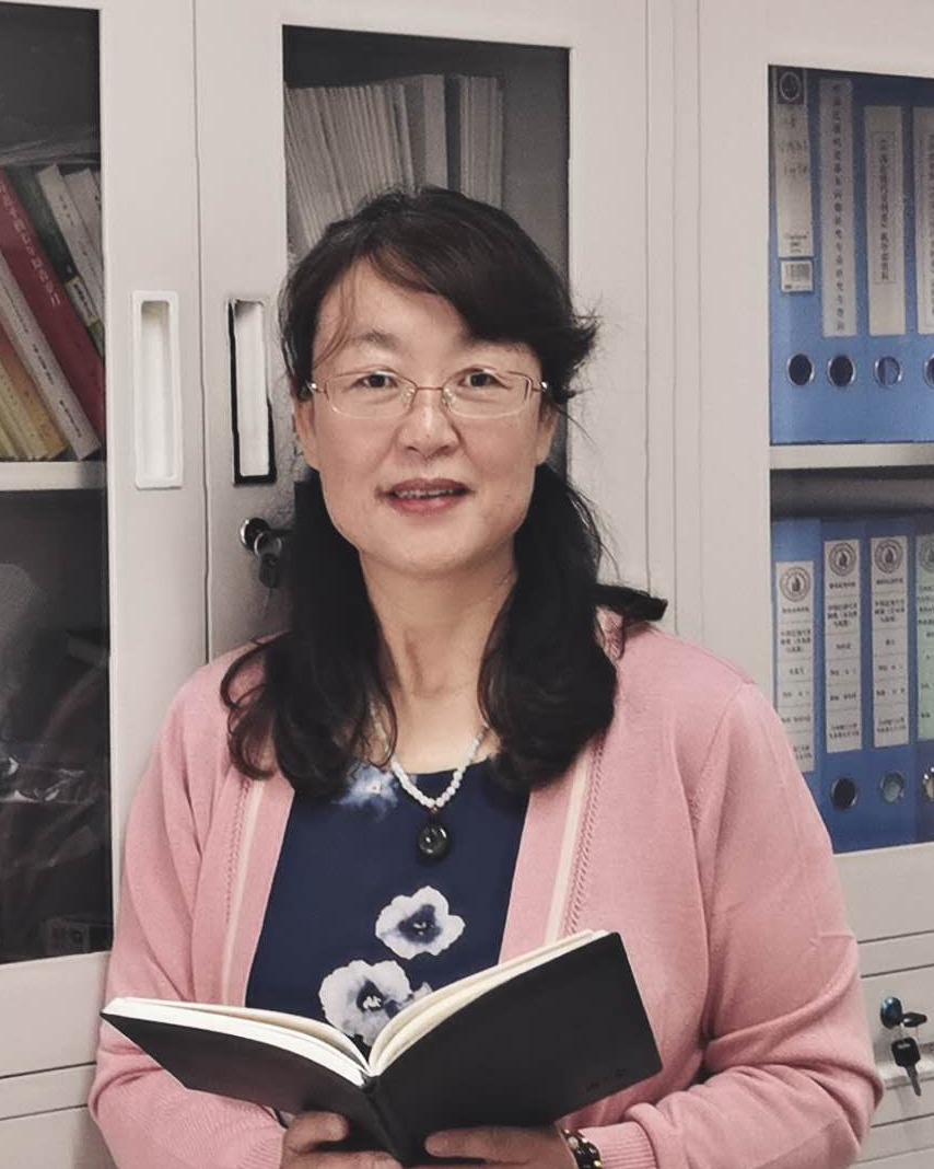 苟颖萍：做学生喜欢的“会系扣子”的思政课教师 | 2020年师德标兵风采展