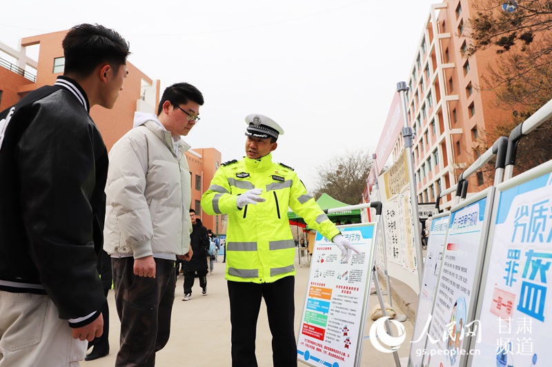 甘肃兰州：国家宪法日 普法进高校