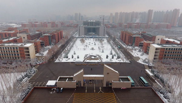 春雪映工大，赏醉了我的双眼