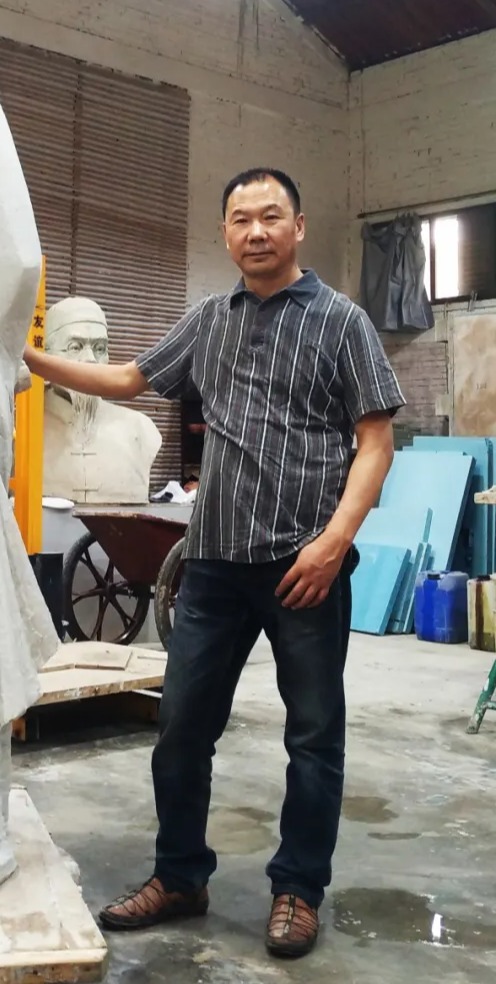 雷兴福：用匠心打磨作品 美化校园文化环境