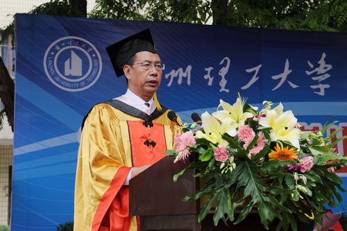 学校举行2014年毕业典礼暨学位授予仪式