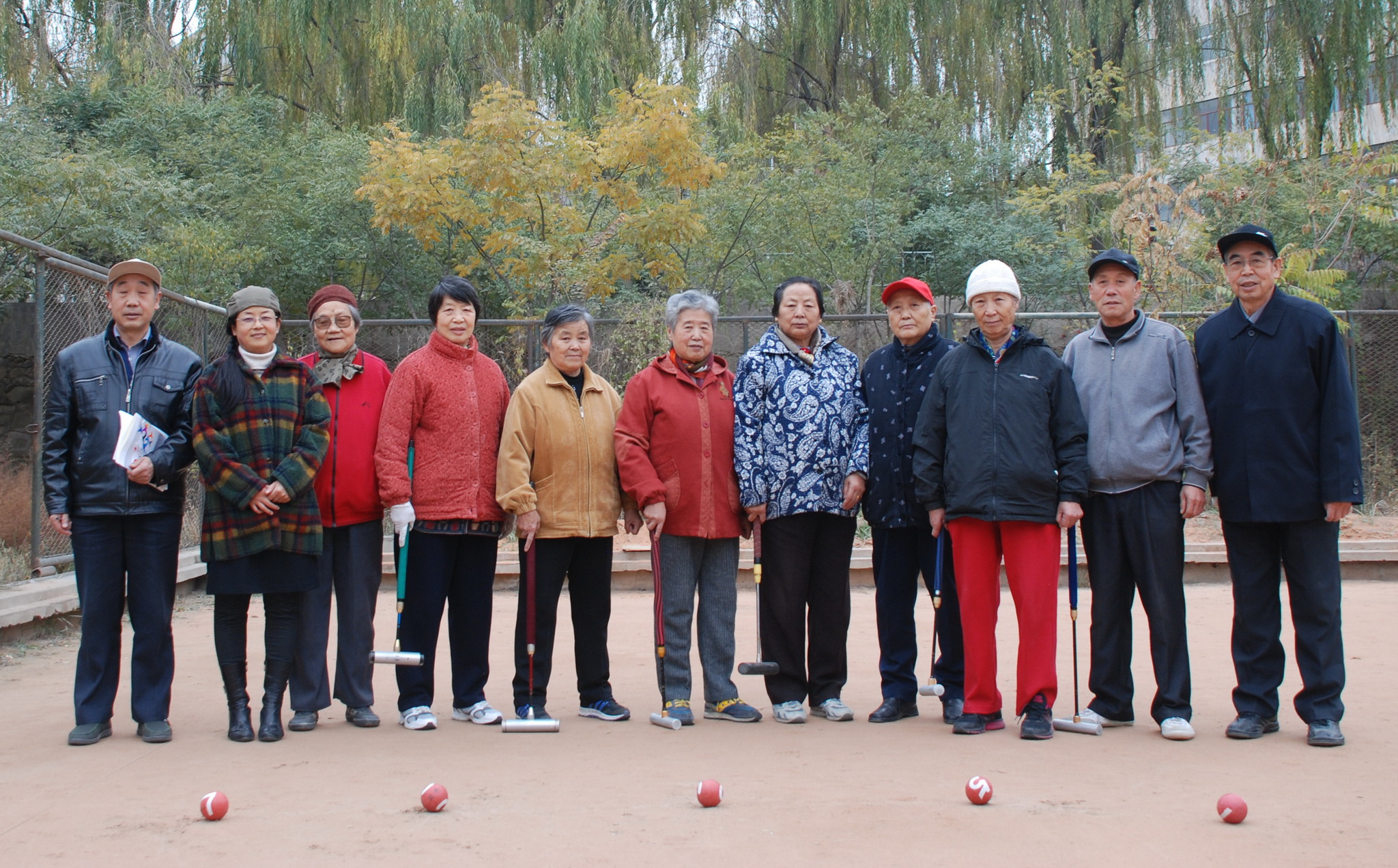 “踏遍青山人未老，越走越年轻，越走越健壮”