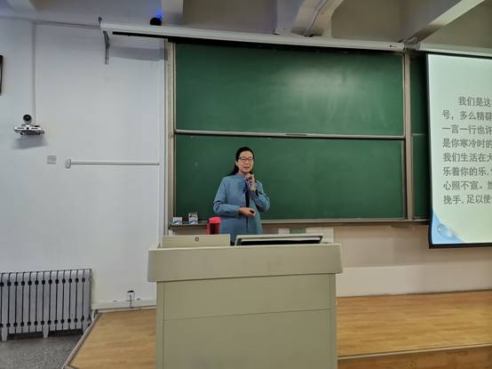 西北民族大学心理健康中心金荷香老师做培训.jpg