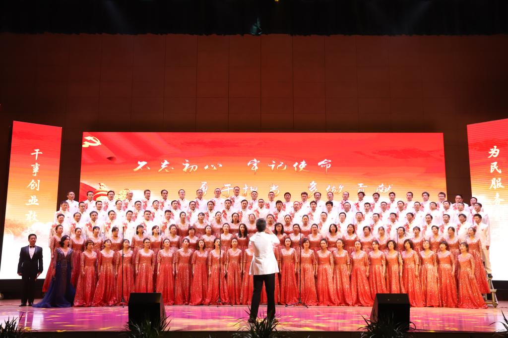 舞台上的思政课|佰富彩主页举办“不忘初心、牢记使命” 教职工合唱比赛