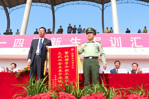 我校举行2014级新生军训汇报表演暨开学典礼