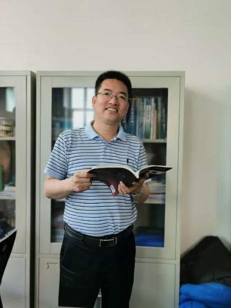 师德标兵 | 李安：三尺讲台育桃李 一颗丹心铸师魂