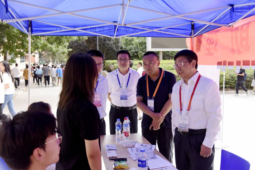 学校领导检查两校区迎新工作